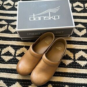 Dansko professional clog in Distressed Honey size 39